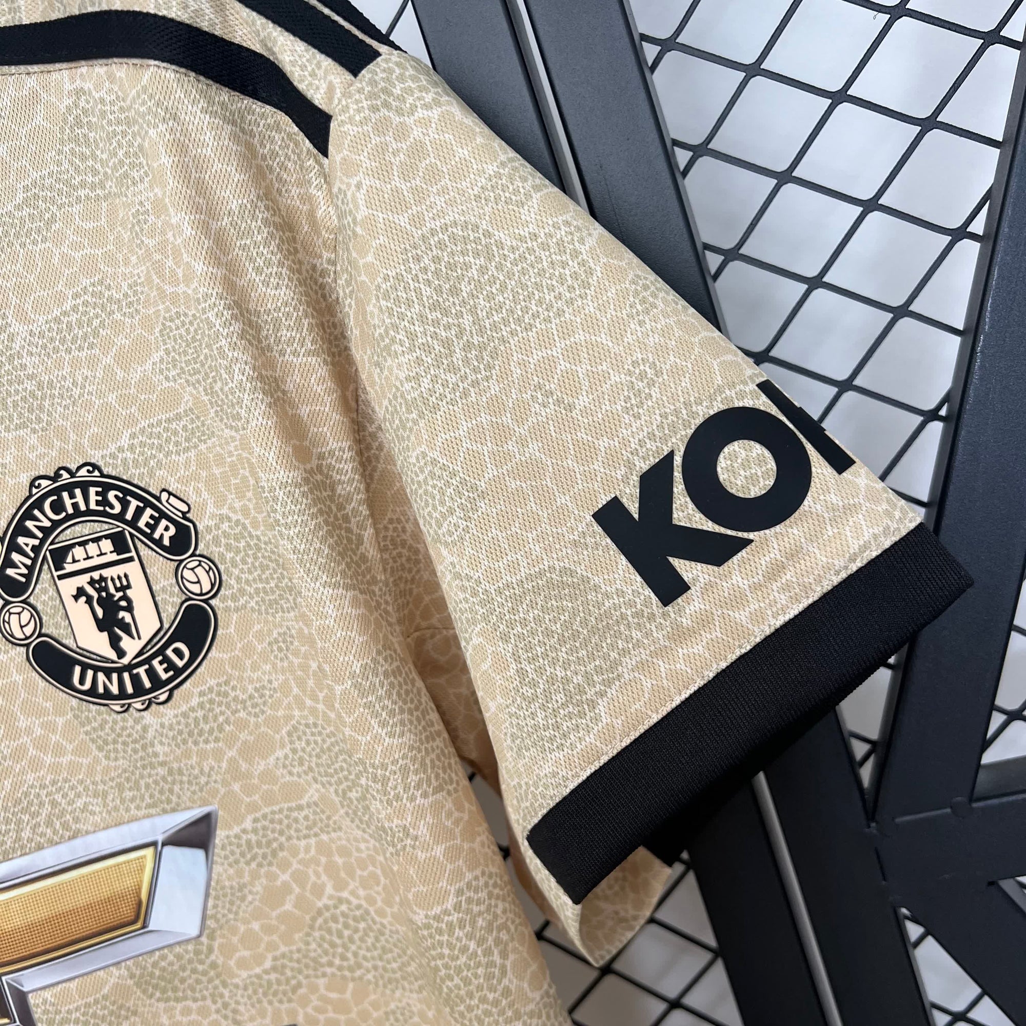 MANCHESTER UNITED Secundário 19/20 Retro